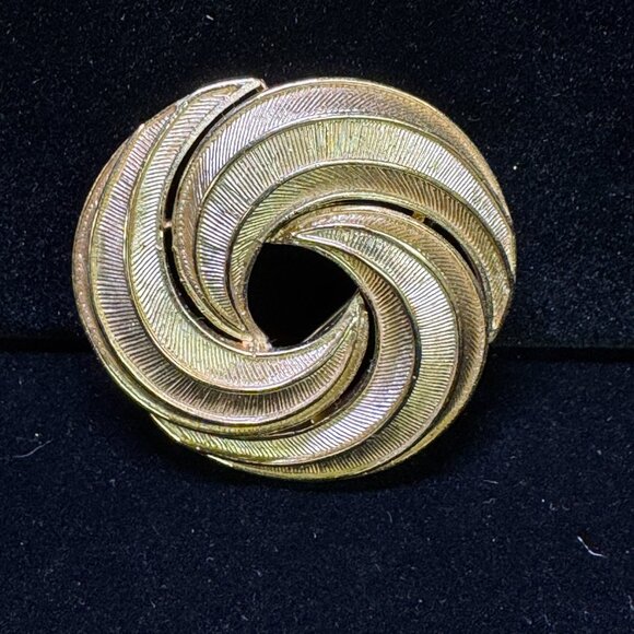 2 vtg Trifari Broochs Pins gold tone brushed textured Elegant Evening  - JW1475 - Picture 6 of 14